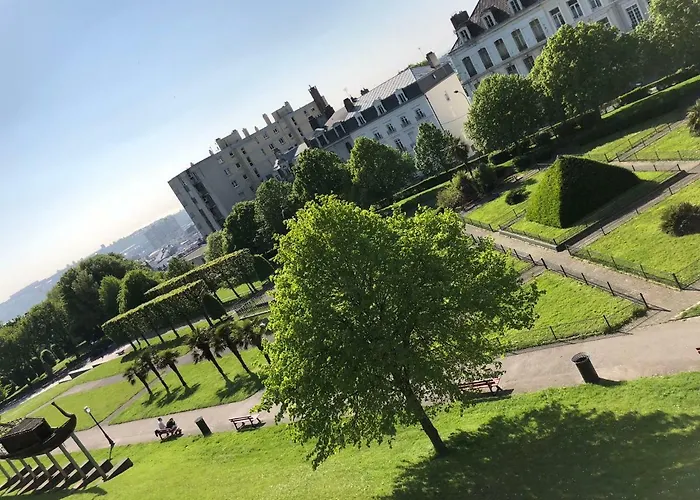 Aux Pieds De La Cathedrale