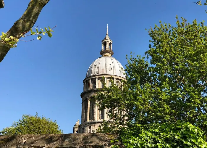 Aux Pieds de La Cathedrale