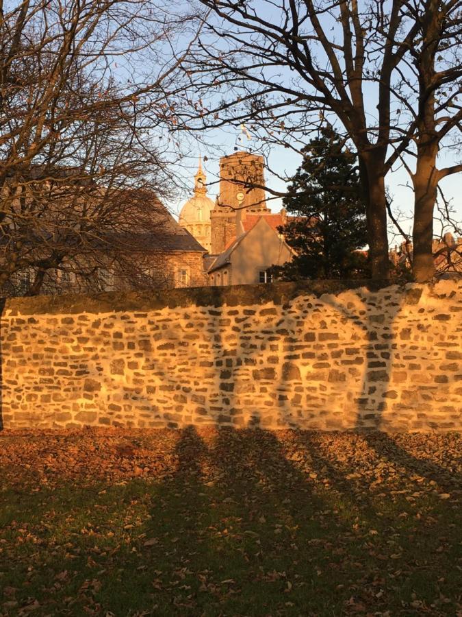 Aux Pieds De La Cathedrale * Boulogne-sur-Mer