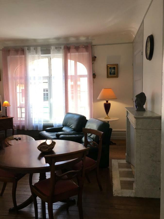 Aux Pieds De La Cathedrale Apartment