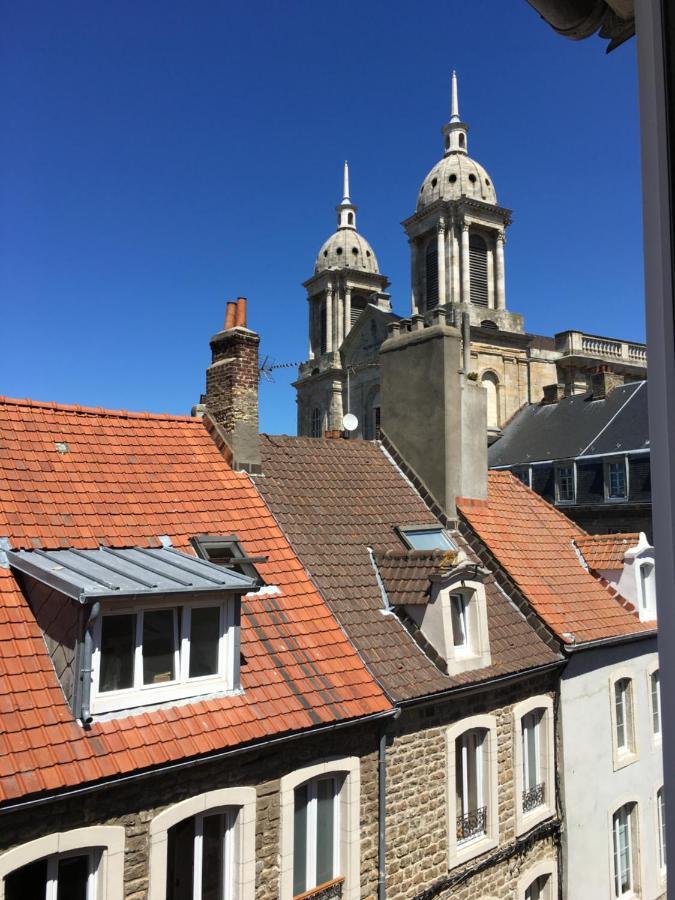 Aux Pieds De La Cathedrale *